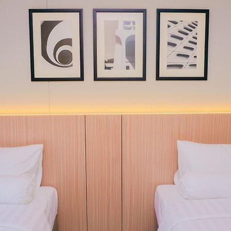 Front One King Hotel Tuban Tuban  Kültér fotó