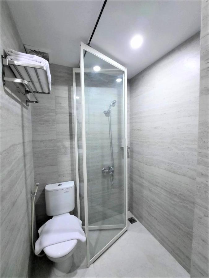 Front One King Hotel Tuban Tuban  Kültér fotó