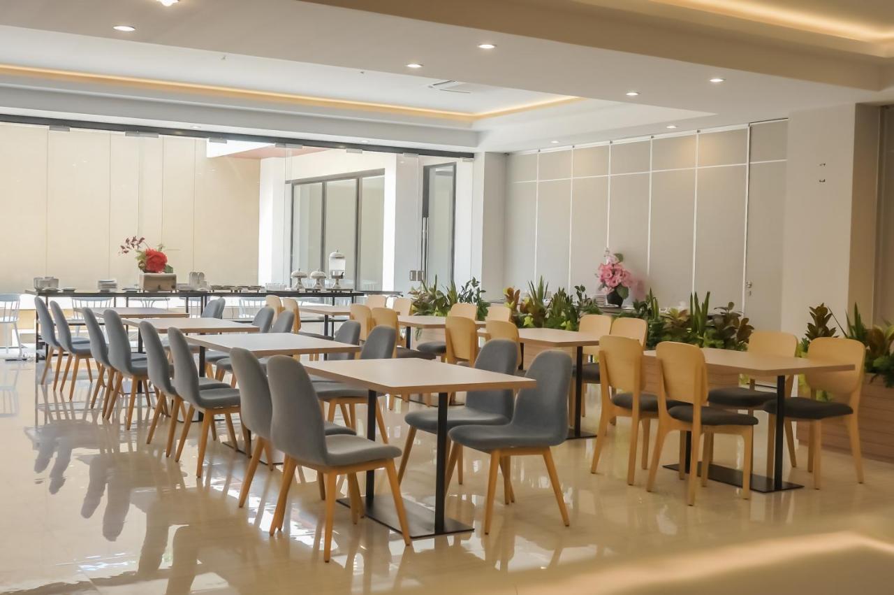 Front One King Hotel Tuban Tuban  Kültér fotó