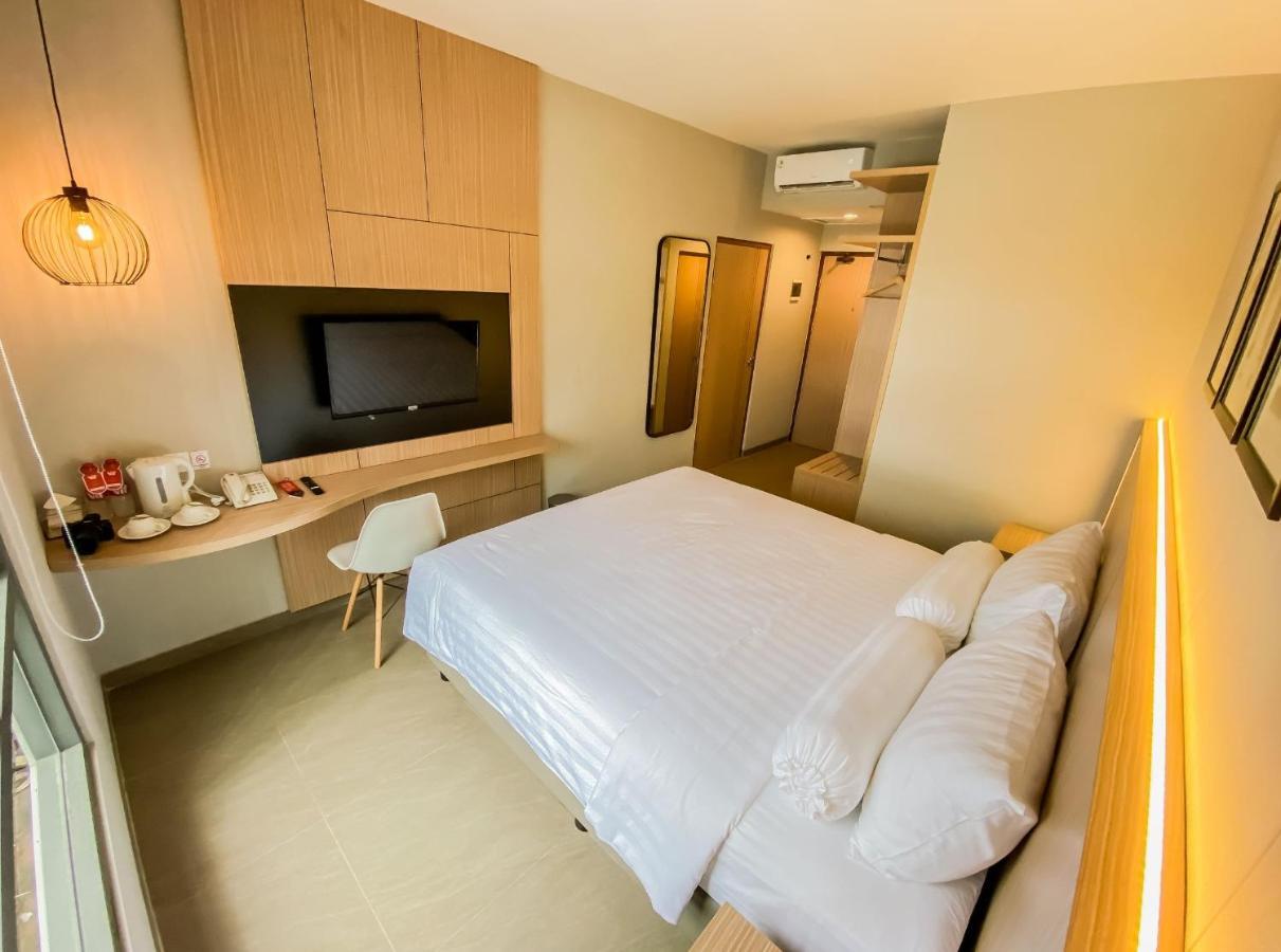 Front One King Hotel Tuban Tuban  Kültér fotó