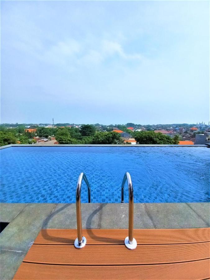 Front One King Hotel Tuban Tuban  Kültér fotó