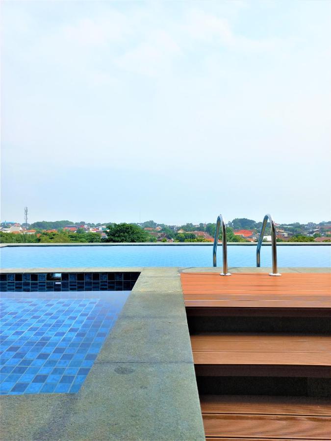Front One King Hotel Tuban Tuban  Kültér fotó