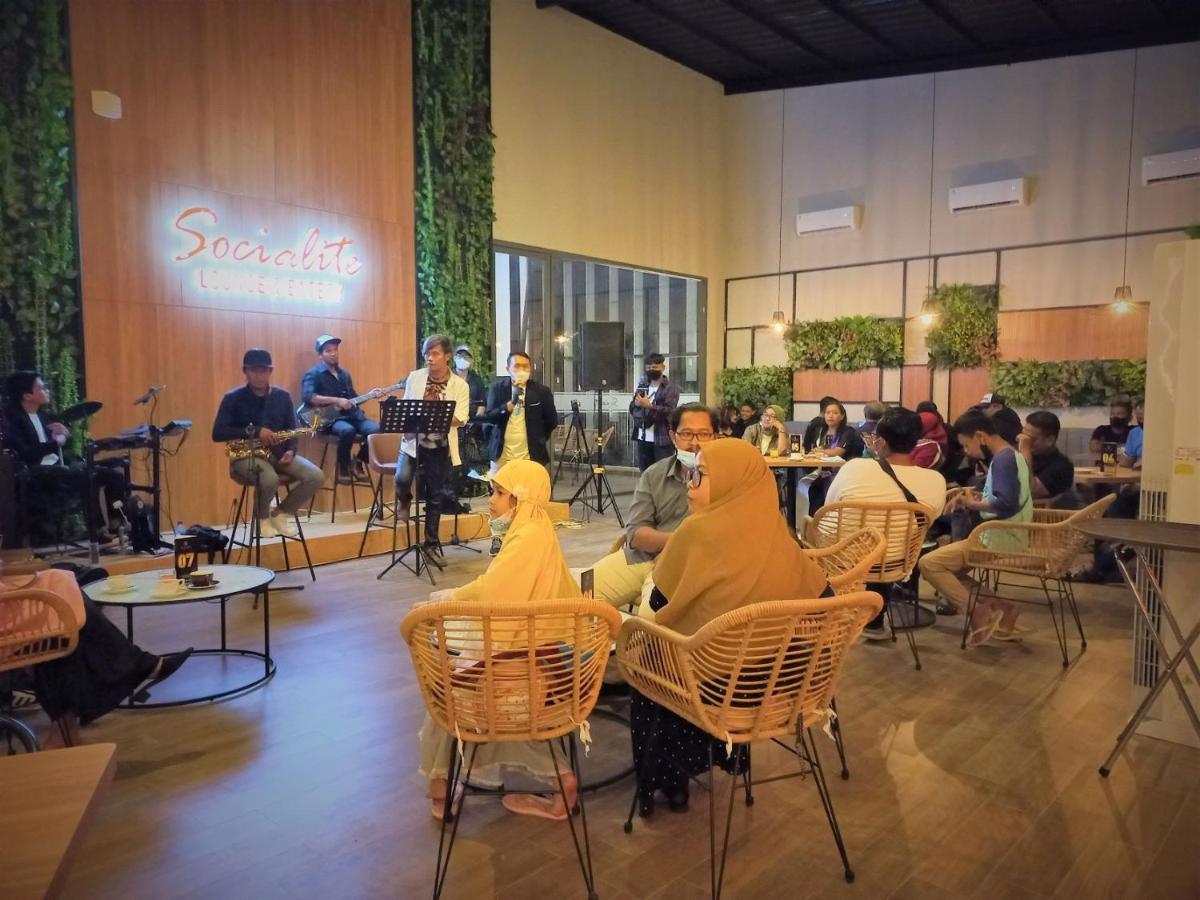 Front One King Hotel Tuban Tuban  Kültér fotó