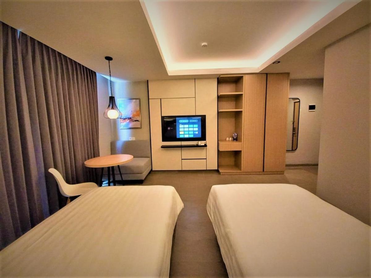 Front One King Hotel Tuban Tuban  Kültér fotó