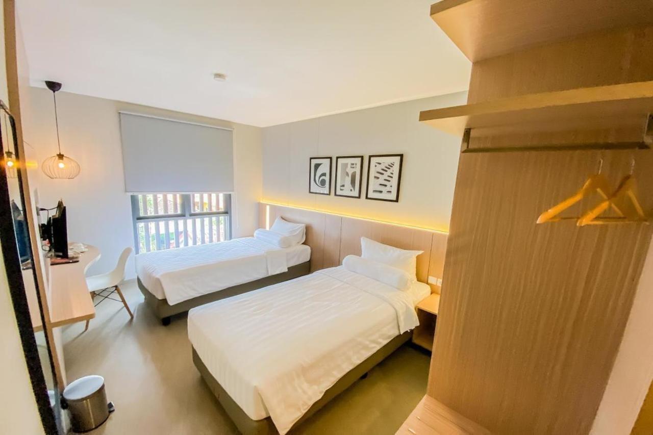 Front One King Hotel Tuban Tuban  Kültér fotó