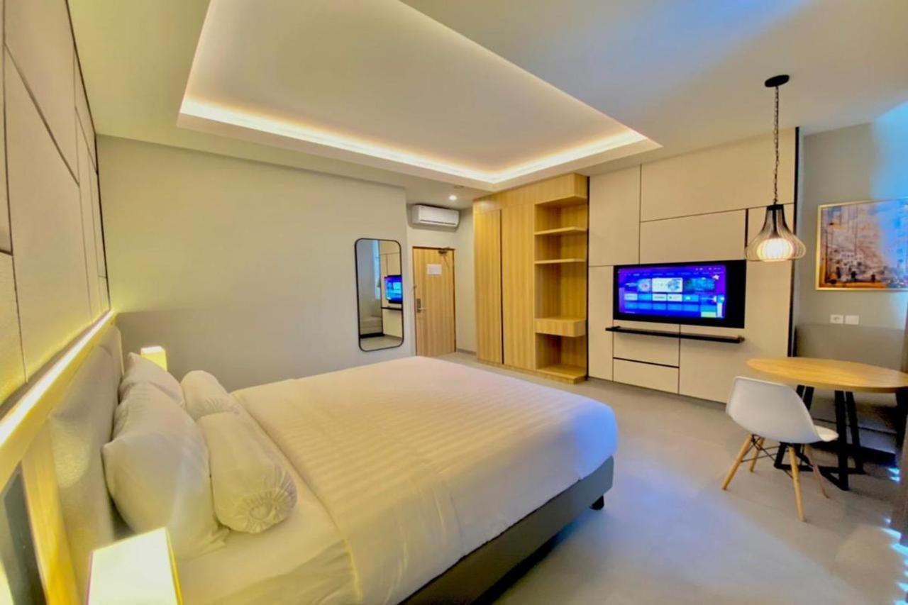 Front One King Hotel Tuban Tuban  Kültér fotó