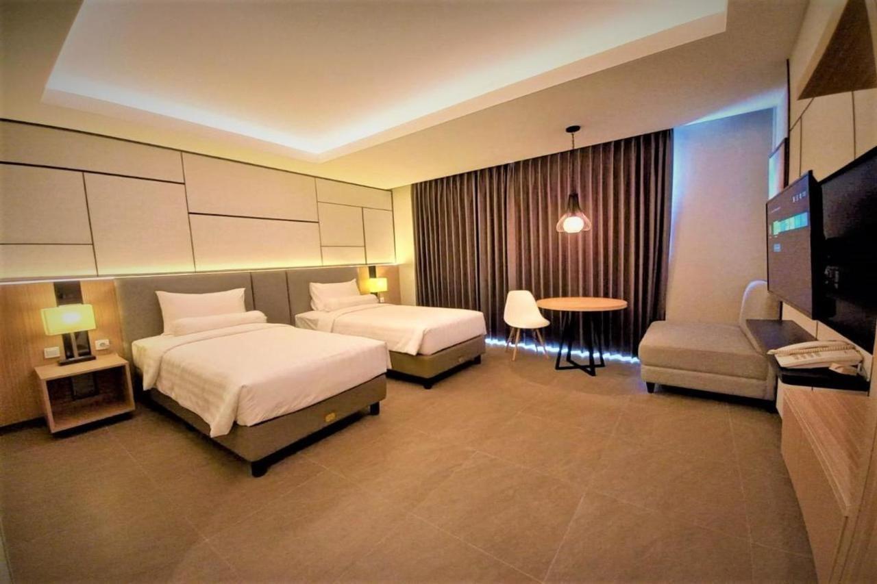 Front One King Hotel Tuban Tuban  Kültér fotó